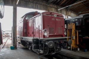 212 062 steht im Lokschuppen Hanau, aufgenommen am 04.05.2019.