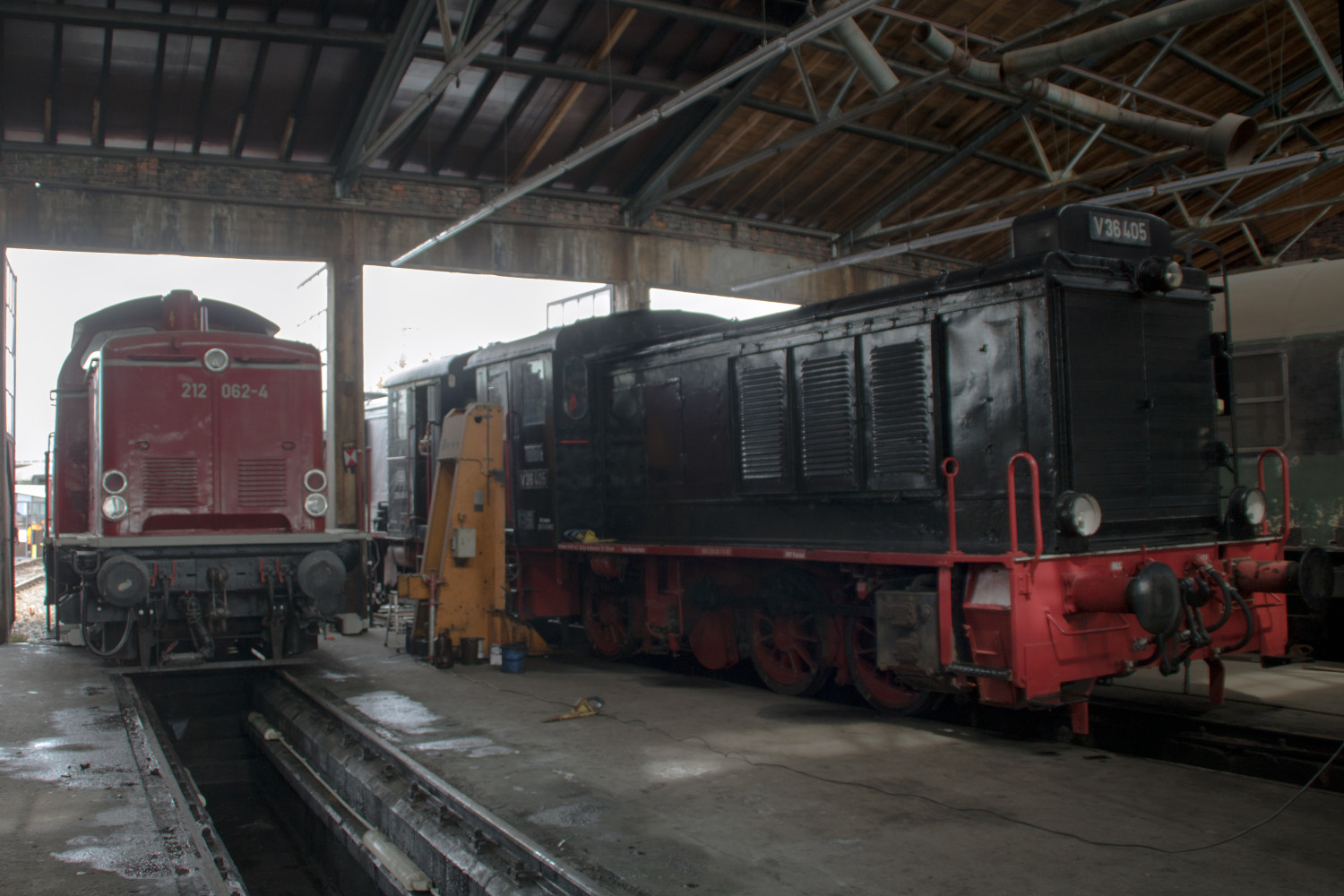 212 062 steht neben  V36 405 im Lokschuppen Hanau, aufgenommen am 04.05.2019.