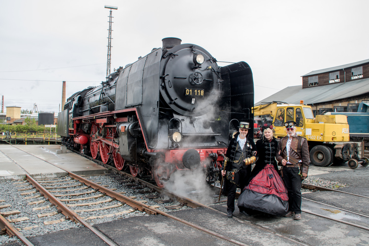 01 118 steht mit Publikum im Bahnbetriebswerk Hanau, aufgenommen am 04.05.2019.