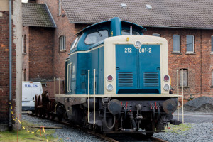 212 001 steht im Bahnbetriebswerk in Hanau, aufgenommen am 04.05.2019.