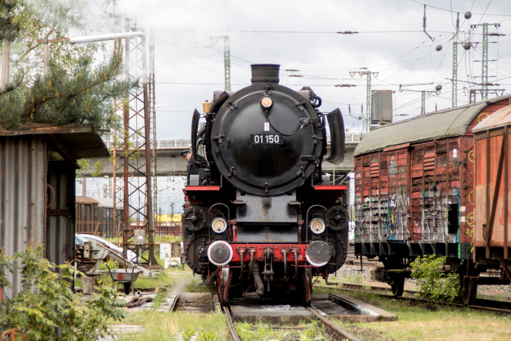 01 150 steht im Bahnbetriebswerk in Hanau, aufgenommen am 04.05.2019.