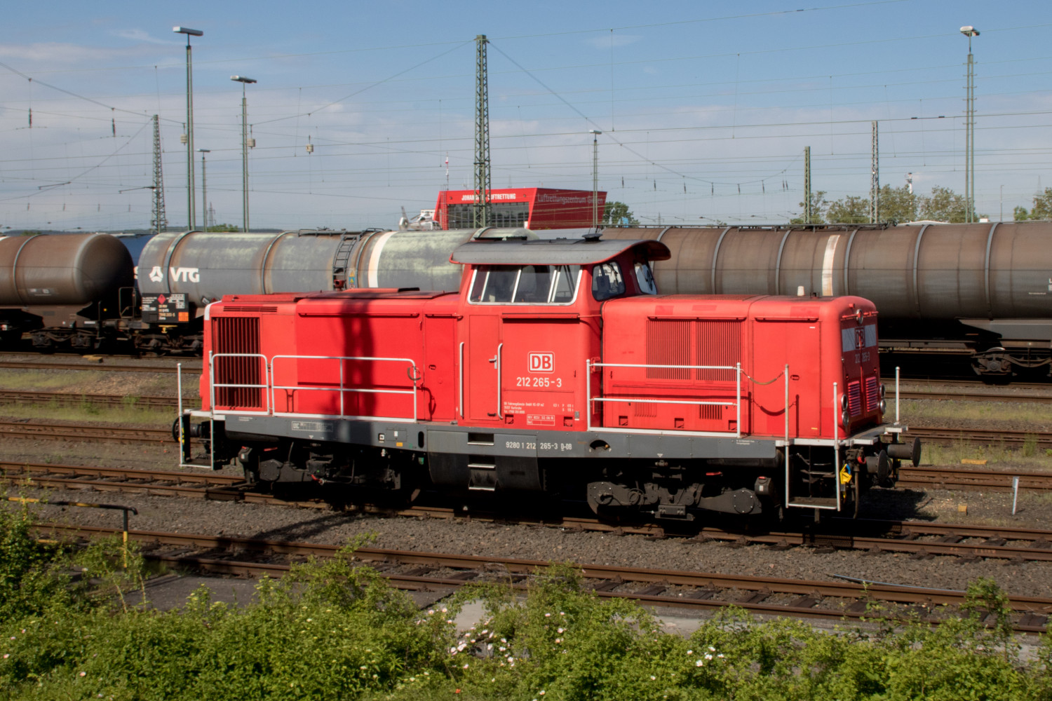 212 265 steht im Güterbahnhof Gießen, aufgenommen am 25.05.2019.