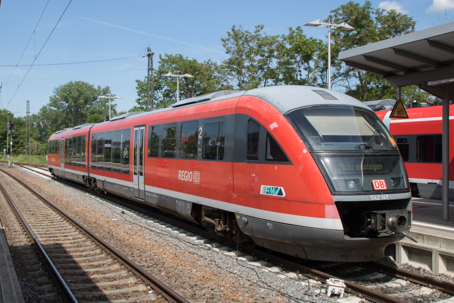642 147 steht im Bahnhof Dieburg, aufgenommen am 01.06.2019.