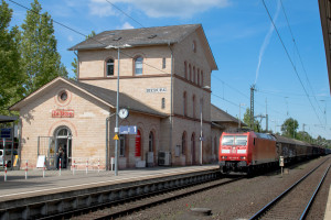 185 195 durchfährt mit ihrem Güterzug den Bahnhof Dieburg, aufgenommen am 01.06.2019.