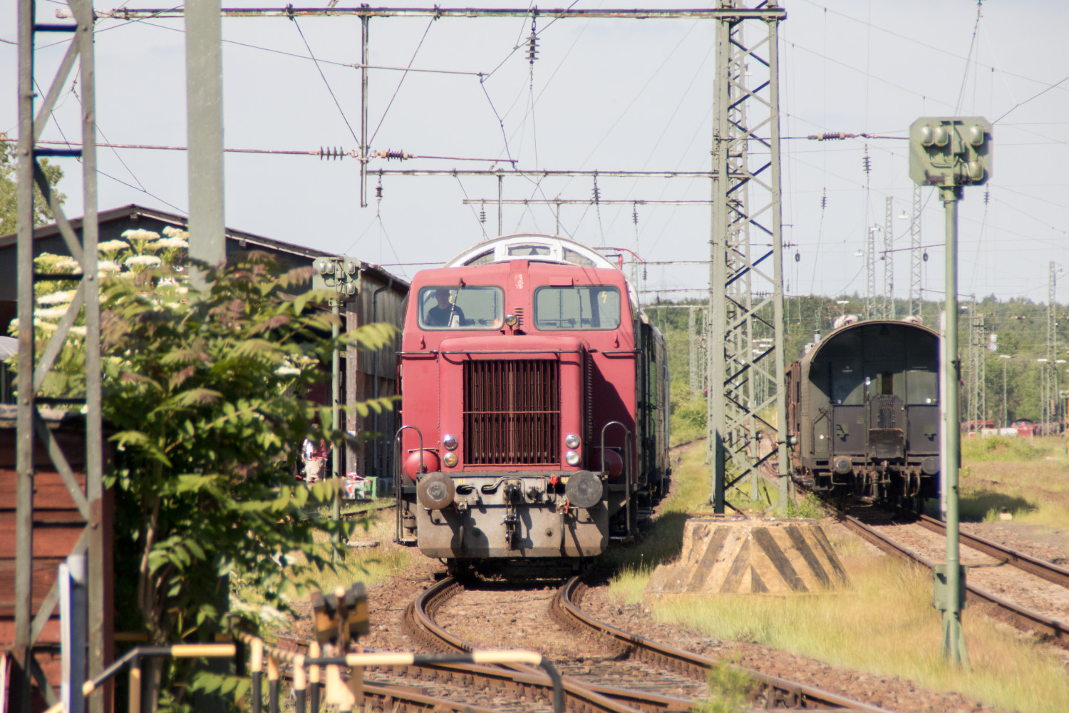 VL 12 rangiert durch den Bahnhof Darmstadt-Kranichstein, aufgenommen am 01.06.2019.