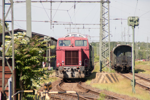 VL 12 rangiert durch den Bahnhof Darmstadt-Kranichstein, aufgenommen am 01.06.2019.