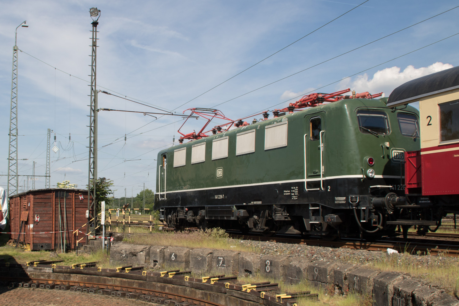 141 228 im Bahnhof Darmstadt-Kranichstein, aufgenommen am 01.06.2019.