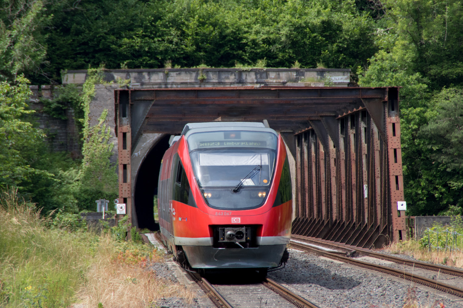 643 047 erreicht Obernhof auf der Lahntalbahn, aufgenommen am 12.06.2019.