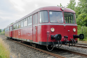 996 677 und 798 589 bei Burgsolms auf der Lahntalbahn, aufgenommen am 21.06.2019.