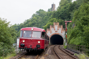 996 677 und 798 589 verlassen den Weilburger Tunnel auf der Lahntalbahn, aufgenommen am 21.06.2019.