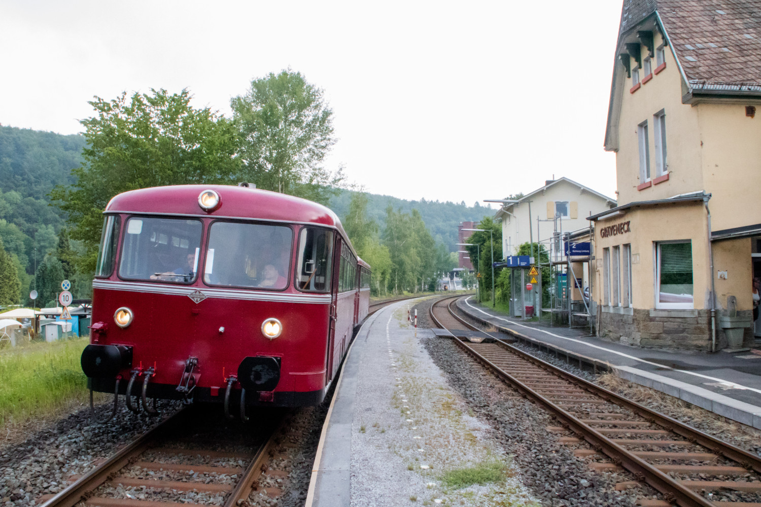 996 677 und 798 589 halten in Gräveneck auf der Lahntalbahn, aufgenommen am 21.06.2019.