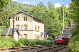 996 677 und 798 589 bei Laurenburg auf der Lahntalbahn, aufgenommen am 21.06.2019.