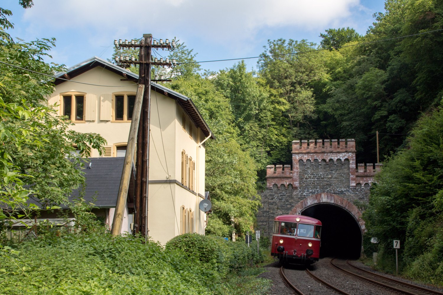 996 677 und 798 589 verlassen den Laurenburger Tunnel auf der Lahntalbahn, aufgenommen am 21.06.2019.