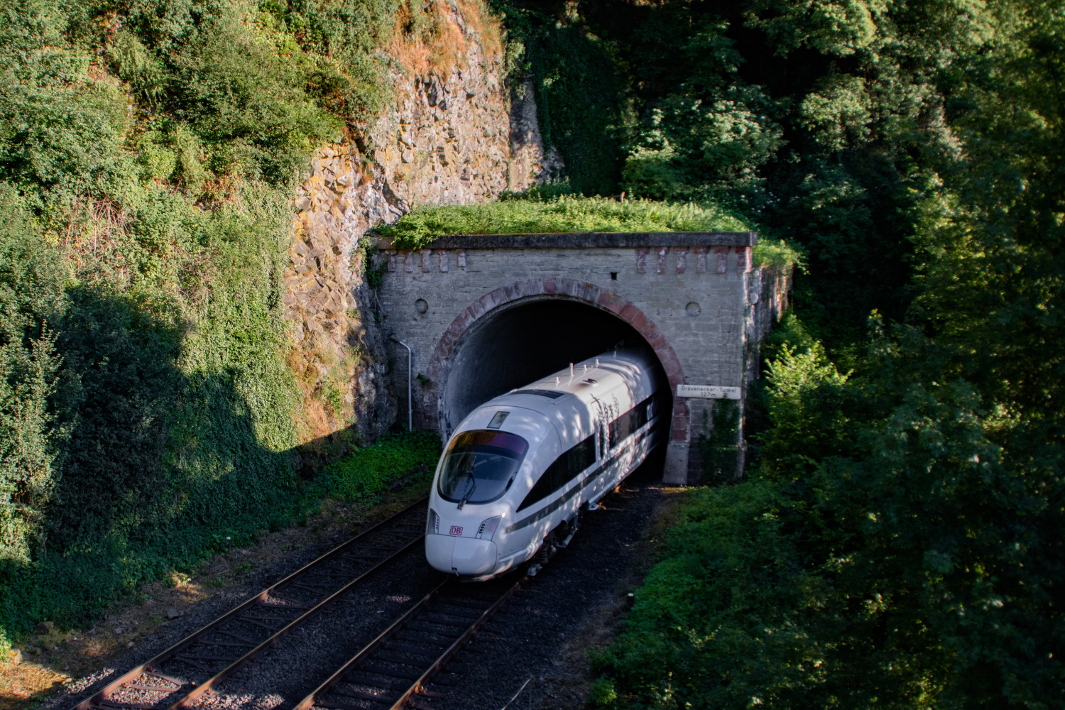 ICE TD 605 017 verschwindet im Grävenecker Tunnel auf der Lahntalbahn, aufgenommen am 21.06.2019.