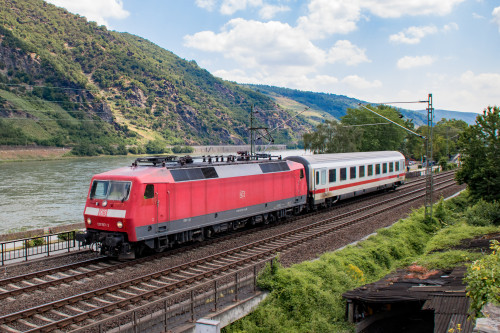 120 157 zieht einen IC Wagen durch Oberwesel auf der linken Rheinstrecke, aufgenommen am 23.06.2019.