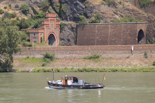 Mal ohne Zug, ein Schiff vor dem Loreleytunnel auf der rechten Rheinstrecke, aufgenommen am 23.06.2019.