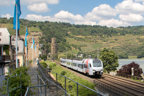 Ein 429 fährt durch Oberwesel auf der linken Rheinstrecke, aufgenommen am 23.06.2019.