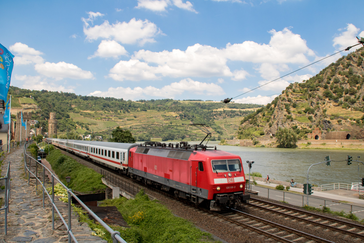 120 119 zieht ihren Intercity durch Oberwesel auf der linken Rheinstrecke, aufgenommen am 23.09.2019.