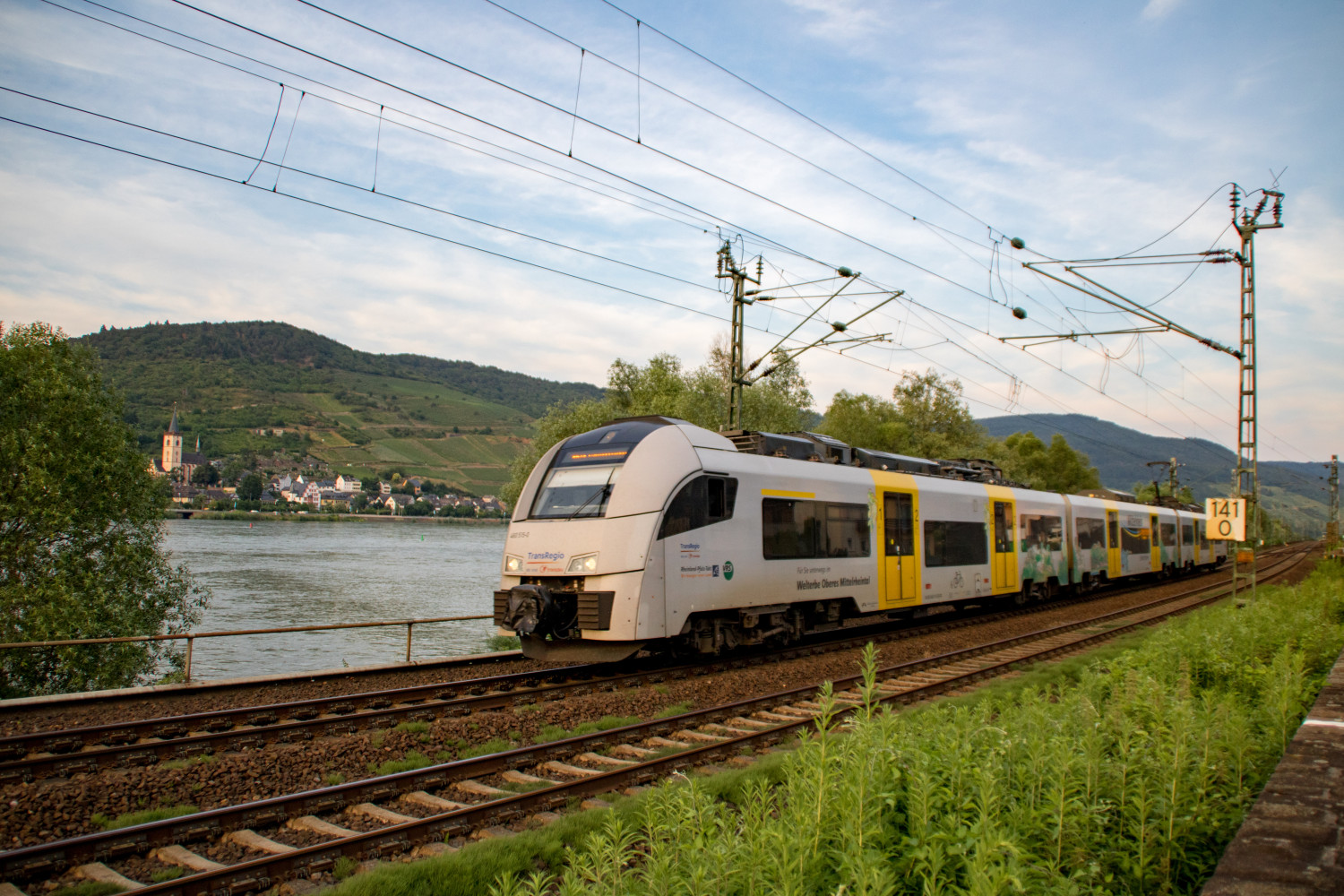 460 015 bei Rheindiebach auf der linken Rheinstrecke, auf der anderen Rheinseite blickt man nach Lorch, aufgenommen am 23.06.2019.