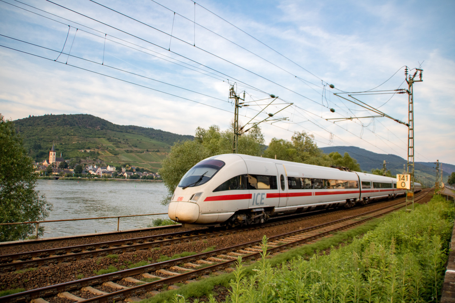 Ein ICE T bei Rheindiebach auf der linken Rheinstrecke, auf der anderen Rheinseite blickt man nach Lorch, aufgenommen am 23.06.2019.