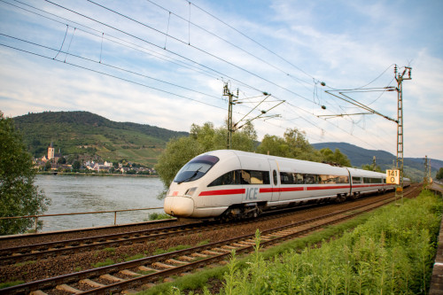 Ein ICE T bei Rheindiebach auf der linken Rheinstrecke, auf der anderen Rheinseite blickt man nach Lorch, aufgenommen am 23.06.2019.