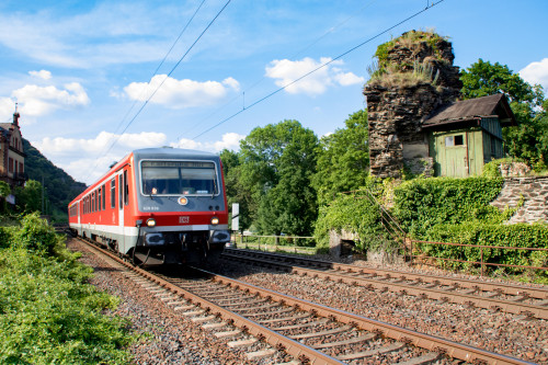 628 636 kommt als Heckeneilzug (Koblenz - Bingen - Bad Kreuznach -  Karlsruhe) durch Bacharach auf der linken Rheinstrecke, aufgenommen am 23.06.2019.