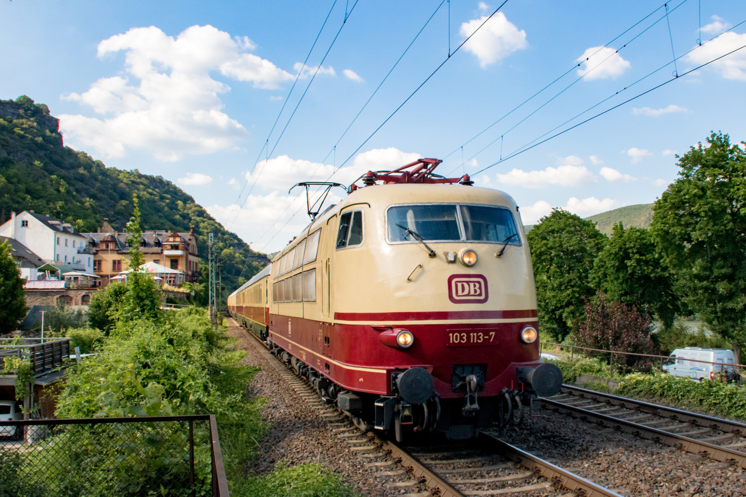 103 113 zieht ihren TEE durch Bacharach auf der linken Rheinstrecke, aufgenommen am 23.09.2019.
