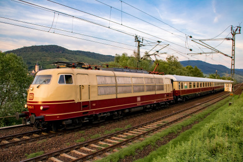 103 113 bei Rheindiebach auf der linken Rheinstrecke, aufgenommen am 23.06.2019.