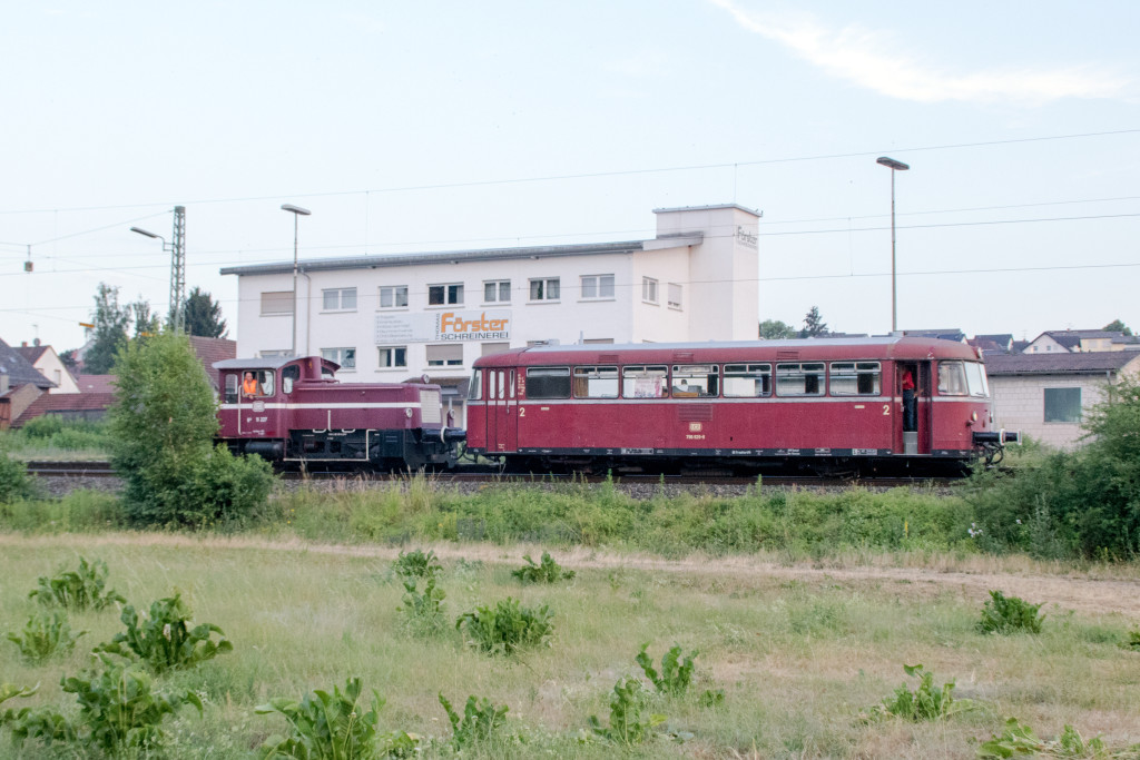 798 829 und 332 227 bei Dutenhofen auf der Dillstrecke, aufgenommen am 30.06.2019.