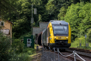 Ein LINT der HLB verlässt den Michelsberger Tunnel auf der Lahntalbahn, aufgenommen am 02.07.2019.