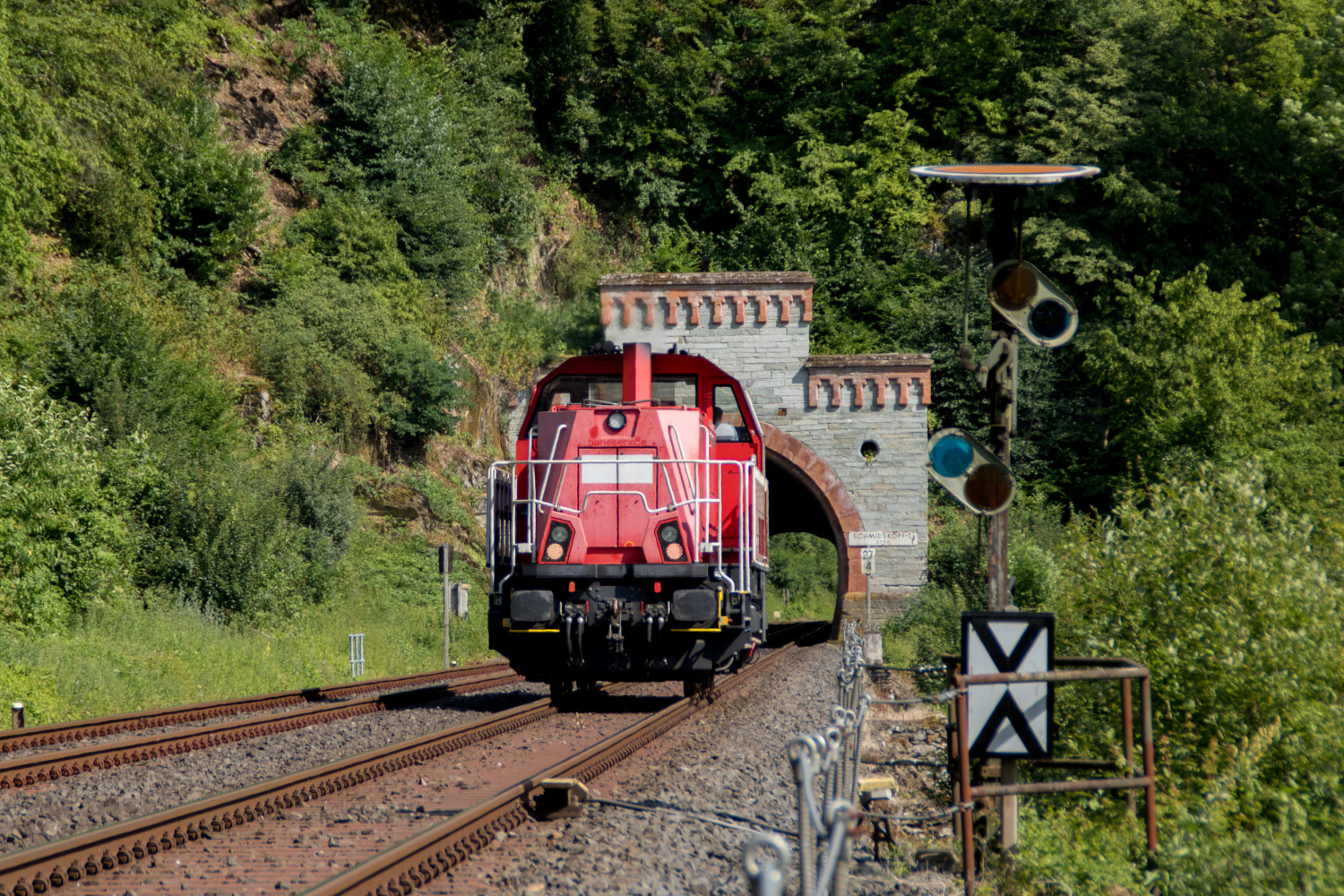 Eine Lok der Baureihe 261 am Vorsignal von Gräveneck auf der Lahntalbahn, aufgenommen am 02.07.2019.