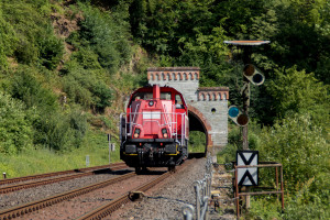 Eine Lok der Baureihe 261 am Vorsignal von Gräveneck auf der Lahntalbahn, aufgenommen am 02.07.2019.