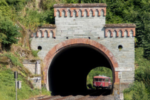 Hinter dem Schmidtskopftunnel auf der Lahntalbahn sieht man 798 829 und 332 227, aufgenommen am 02.07.2019.
