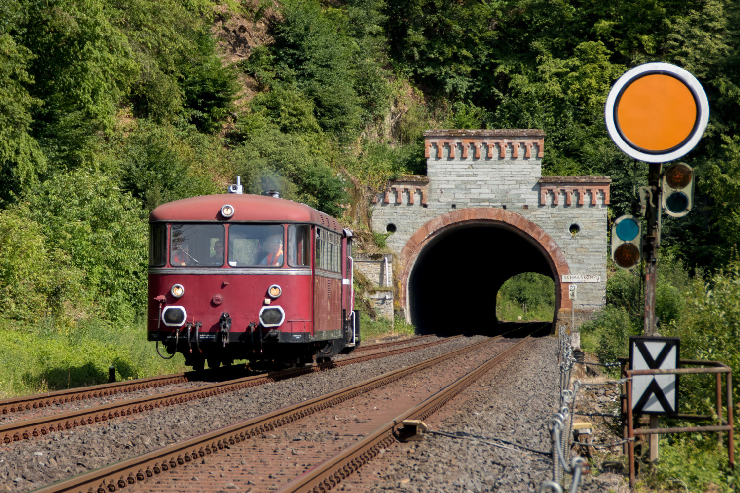 798 829 und 332 227 verlassen den Schmidtskopftunnel auf der Lahntalbahn, aufgenommen am 02.07.2019.