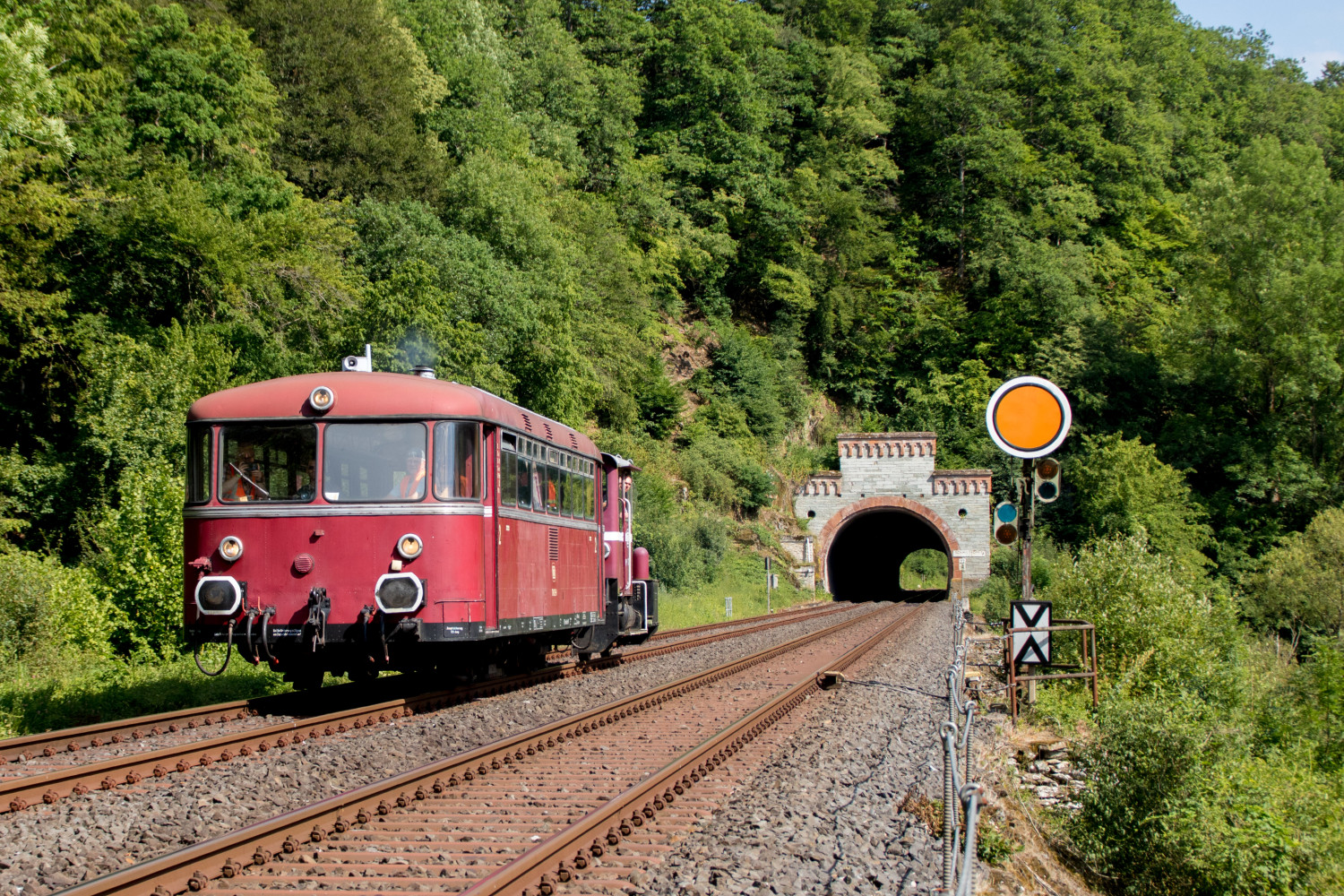 798 829 und 332 227 am Vorsignal von Gräveneck auf der Lahntalbahn, aufgenommen am 02.07.2019.