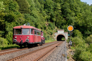 798 829 und 332 227 am Vorsignal von Gräveneck auf der Lahntalbahn, aufgenommen am 02.07.2019.