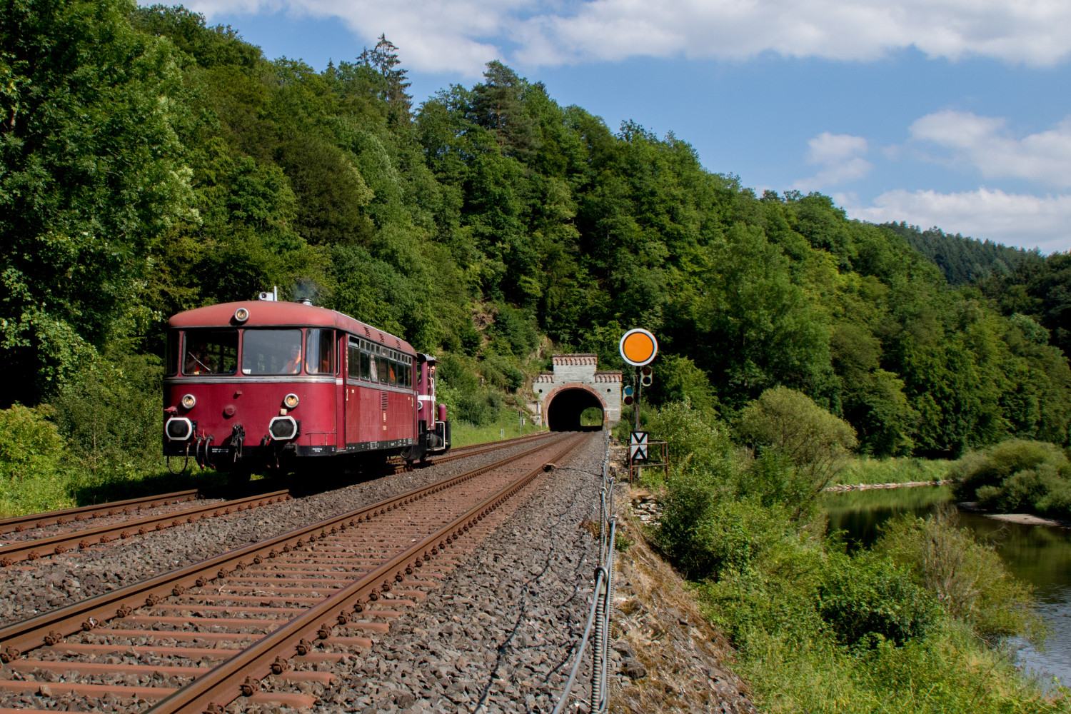 798 829 und 332 227 bei Gräveneck auf der Lahntalbahn, aufgenommen am 02.07.2019.