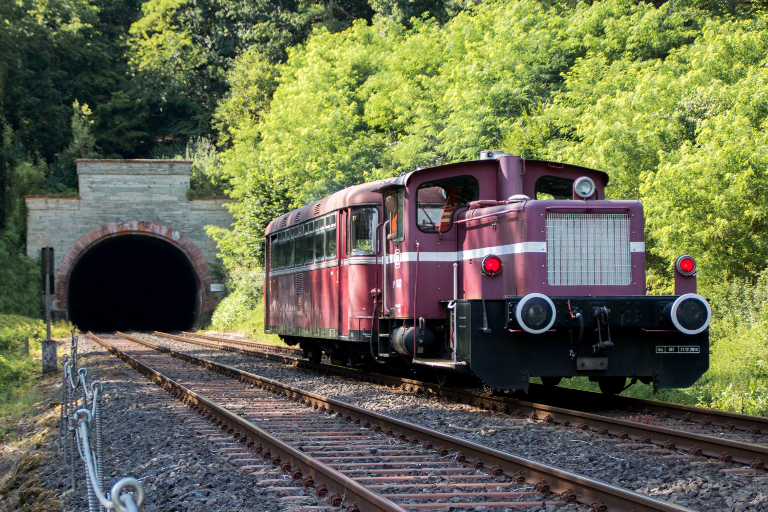 798 829 und 332 227 kurz vor dem Michelsberger Tunnel auf der Lahntalbahn, aufgenommen am 02.07.2019.
