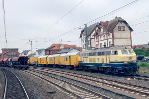 218 460 steht mit einem Bauzug im Bahnhof Kirchhain auf der Main-Weser-Bahn, aufgenommen am 23.10.2019.