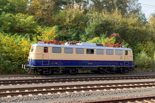 E10 1239 steht im Bahnhof Gießen-Bergwald, aufgenommen am 24.10.2019.