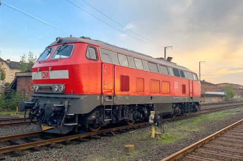 218 191 steht vor dem Bahnbetriebswerk Gießen, aufgenommen am 24.10.2019.