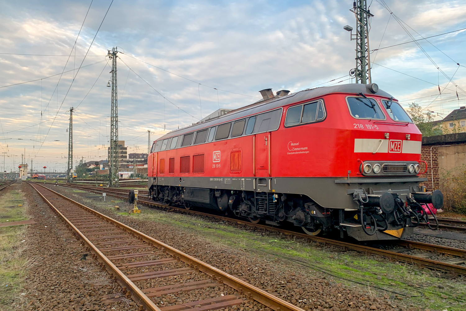 218 191 sonnt sich im Güterbahnhof Gießen, aufgenommen am 24.10.2019.