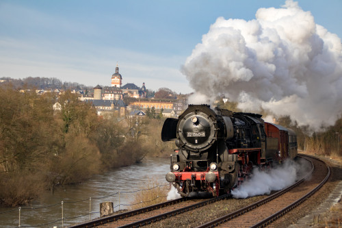 52 1360 bei Weilburg auf der Lahntalbahn, aufgenommen am 28.12.2019.