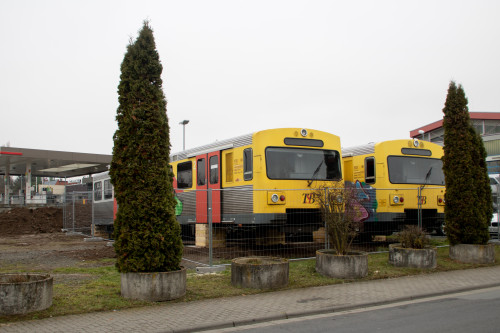 Die Wagenkästen des zerlegten 609 008 steht vor dem HLB Betriebsgelände in Butzbach, aufgenommen am 10.12.2020.