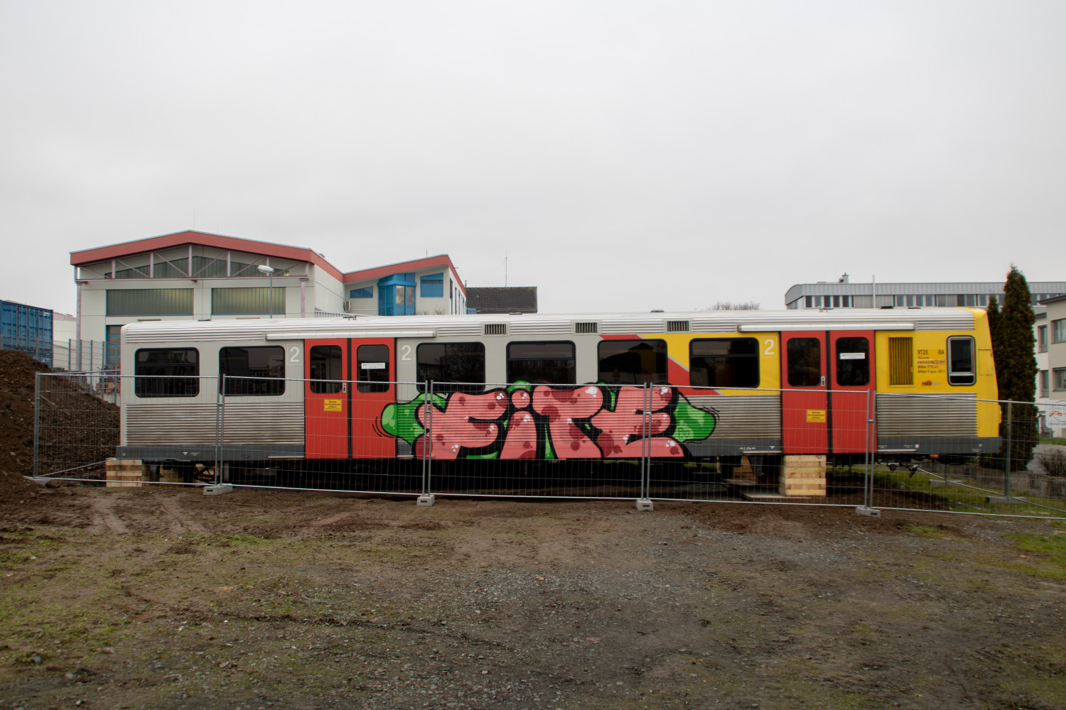 Der zerlegte 609 008 steht vor dem HLB Betriebsgelände in Butzbach, aufgenommen am 10.12.2020.