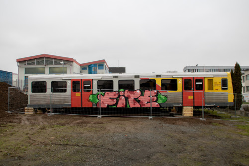 Der zerlegte 609 008 steht vor dem HLB Betriebsgelände in Butzbach, aufgenommen am 10.12.2020.