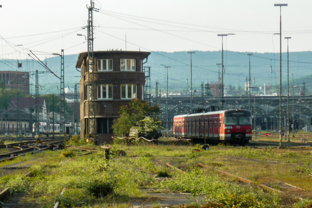 In der nähe des ehemaligen Bahnbetriebswerkes Wiesbaden steht eine S-Bahn der Baureihe 420 abgestellt, aufgenommen am 04.08.2014.