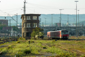 In der nähe des ehemaligen Bahnbetriebswerkes Wiesbaden steht eine S-Bahn der Baureihe 420 abgestellt, aufgenommen am 04.08.2014.