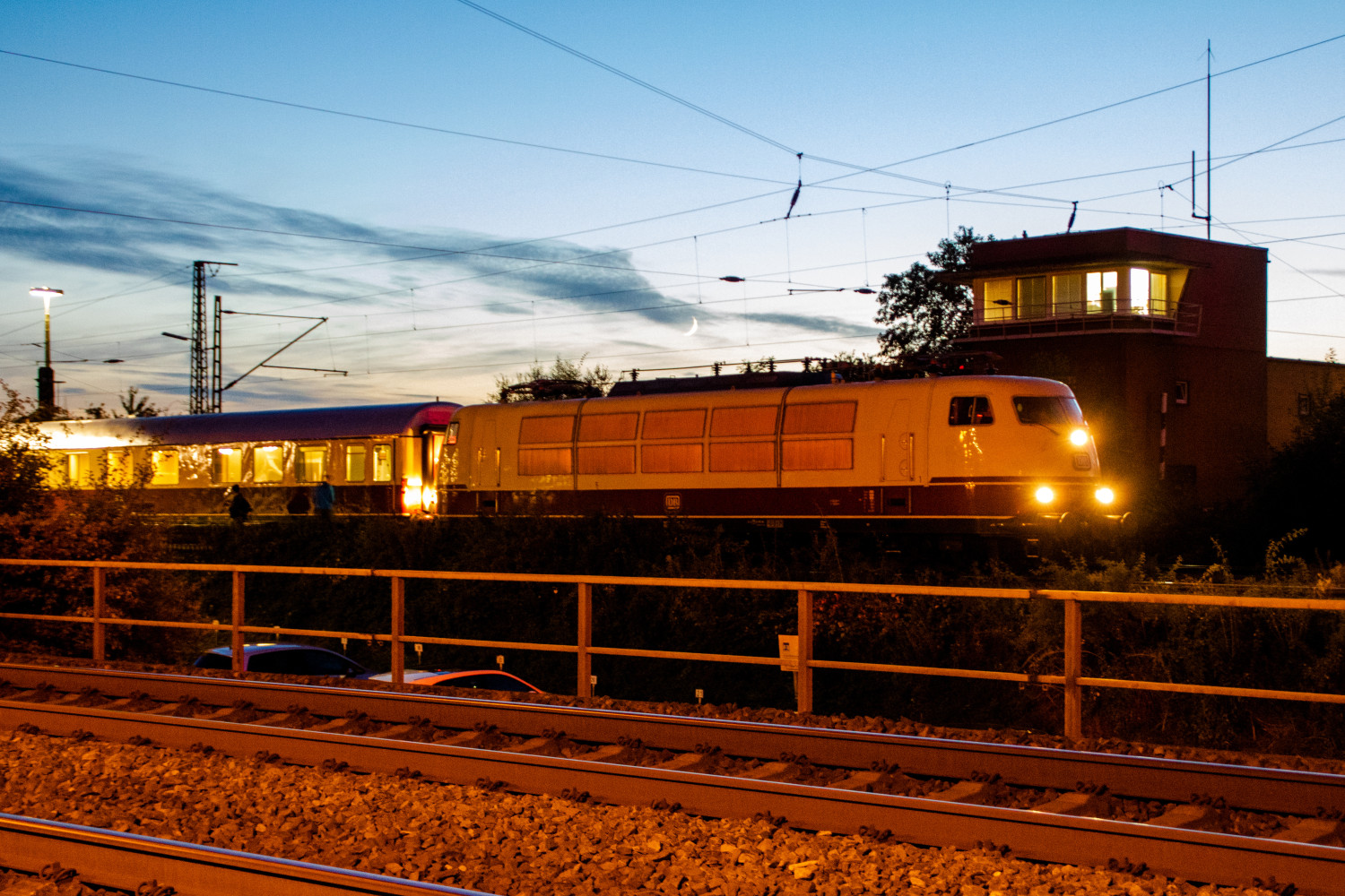 Ein TEE Sonderzug steht vor dem Stellwerk im Bahnhof Lollar, aufgenommen am 19.09.2020.