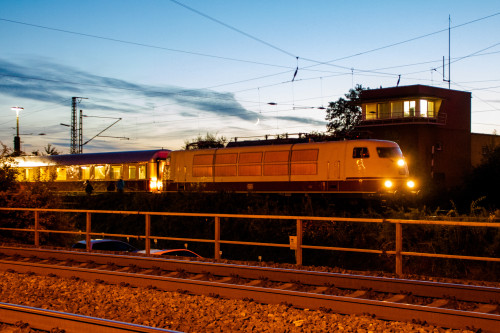 Ein TEE Sonderzug steht vor dem Stellwerk im Bahnhof Lollar, aufgenommen am 19.09.2020.